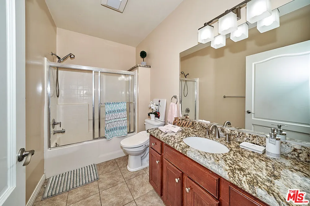 1025 Dewey Avenue Los Angeles, CA 90006