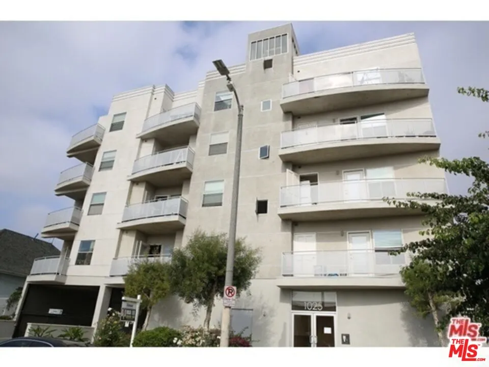 1025 Dewey Avenue Los Angeles, CA 90006