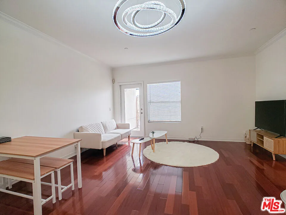 1025 Dewey Avenue Los Angeles, CA 90006