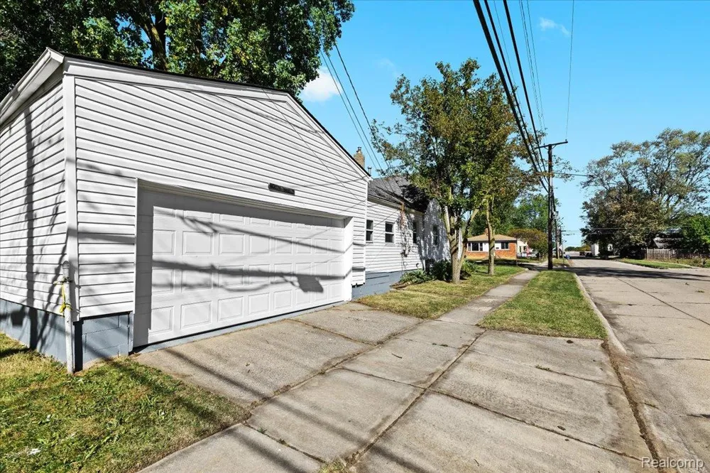 14092 Knox Avenue Warren City, MI 48089