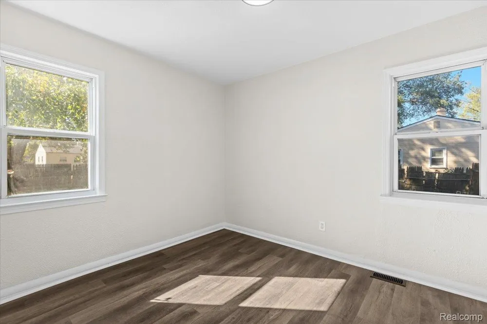 14092 Knox Avenue Warren City, MI 48089