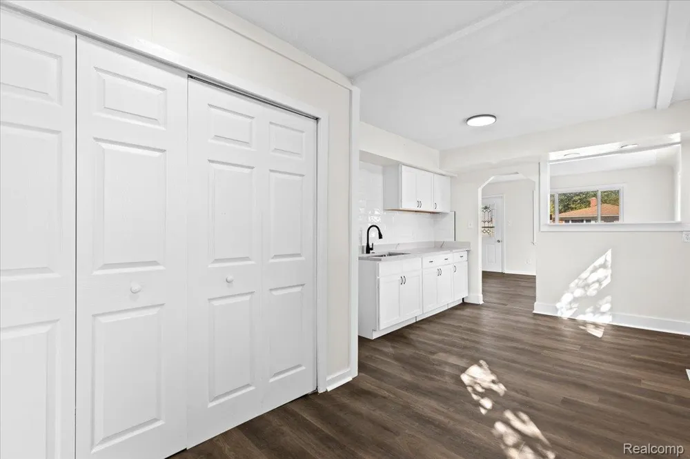 14092 Knox Avenue Warren City, MI 48089