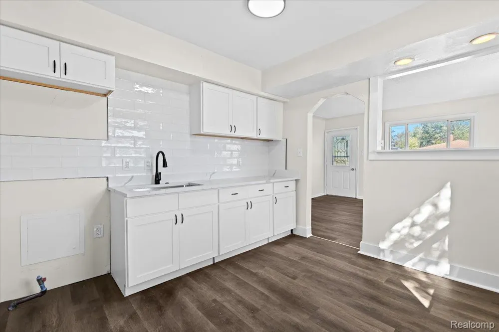 14092 Knox Avenue Warren City, MI 48089