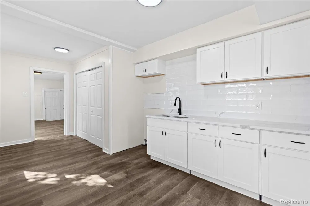 14092 Knox Avenue Warren City, MI 48089