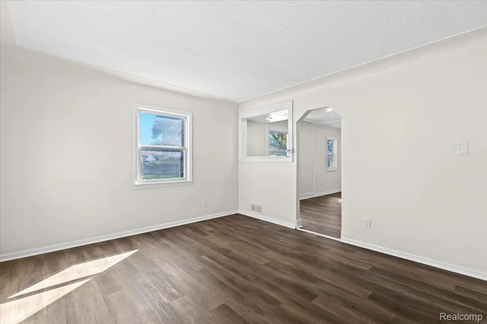 14092 Knox Avenue Warren City, MI 48089