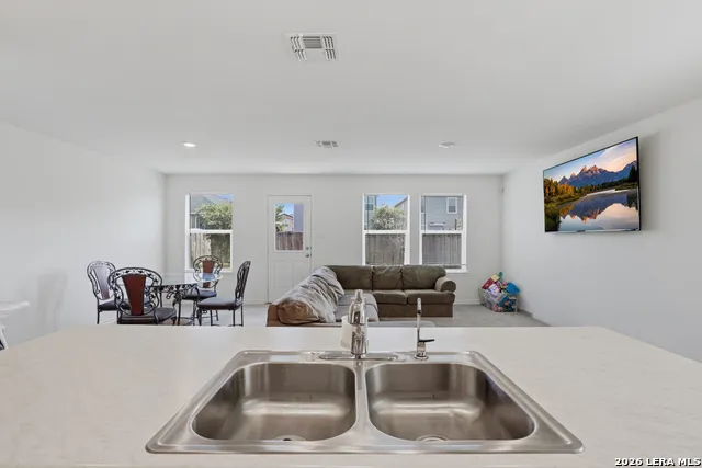 3243 COMANCHE XING San Antonio, TX 78224