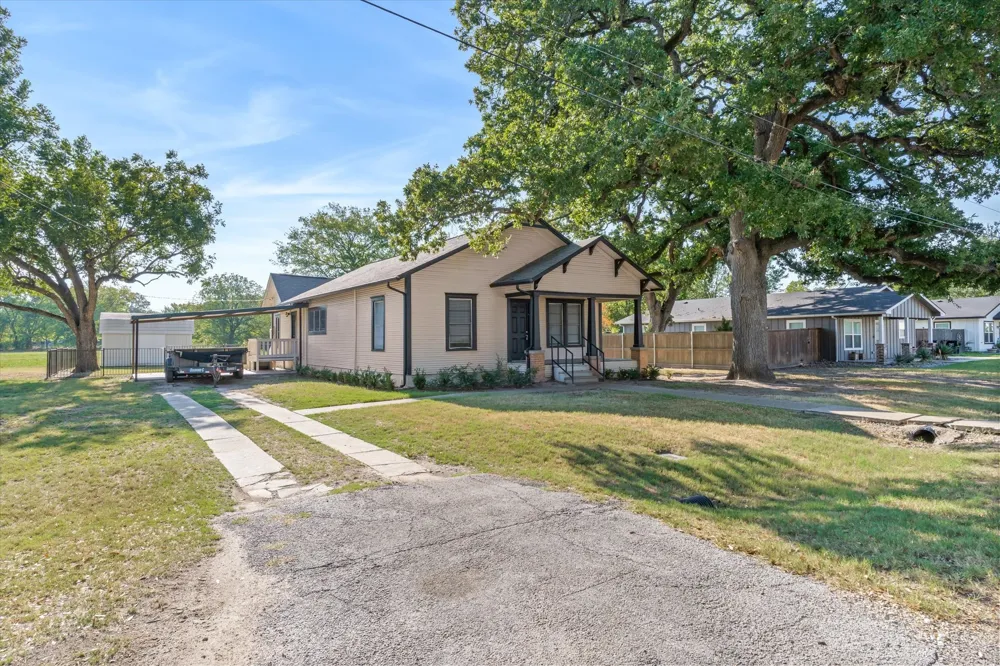 307 S Crockett Street Edgewood, TX 75117