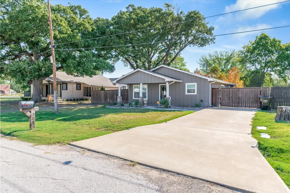 309 S Crockett Street Edgewood, TX 75117