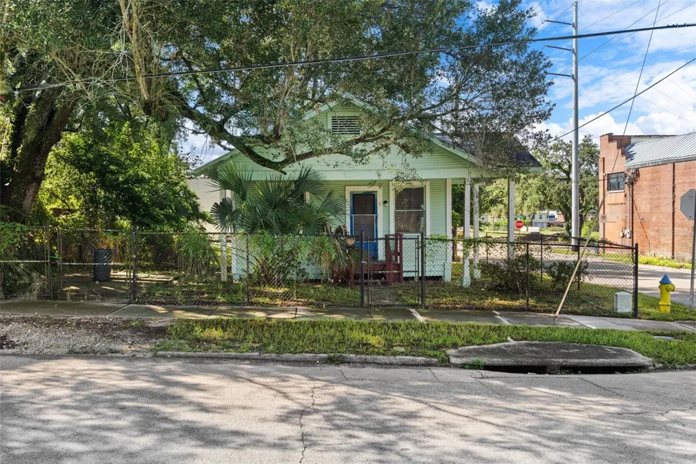 915 E SITKA STREET Tampa, FL 33604