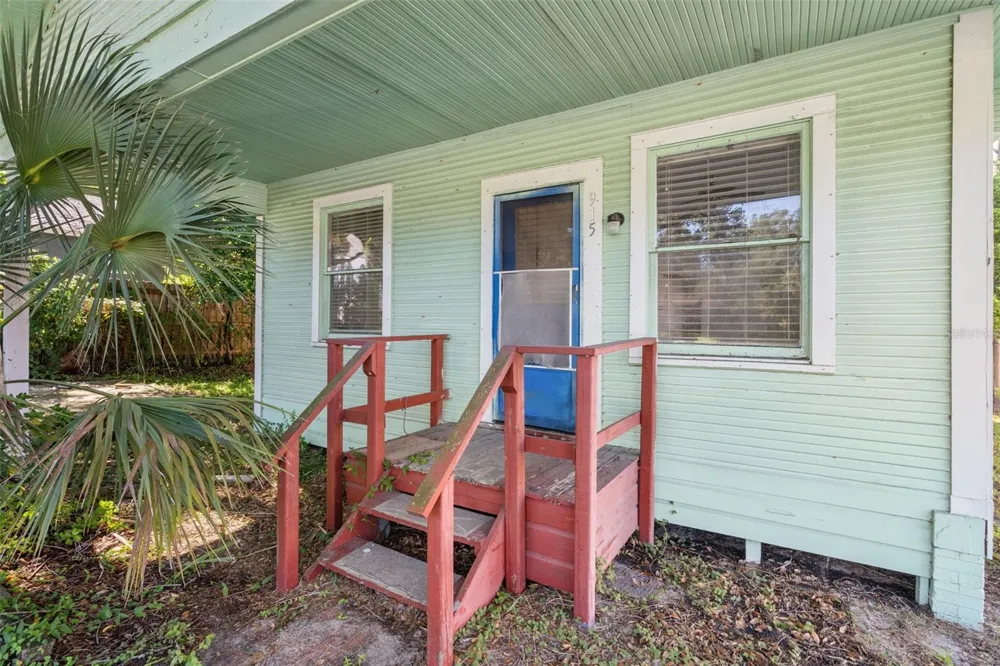 915 E SITKA STREET Tampa, FL 33604