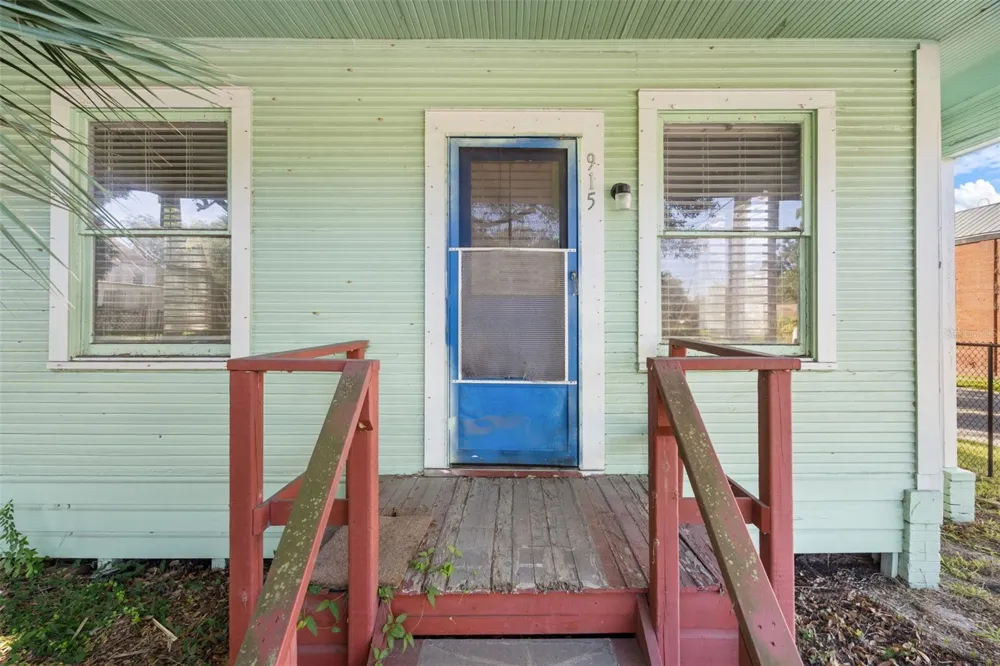 915 E SITKA STREET Tampa, FL 33604