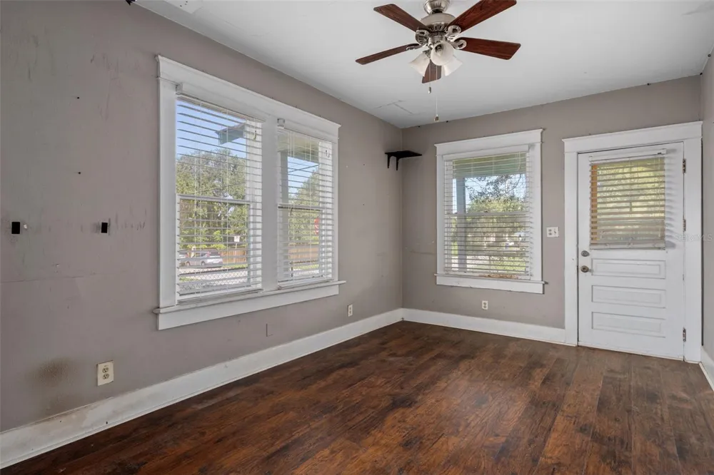 915 E SITKA STREET Tampa, FL 33604