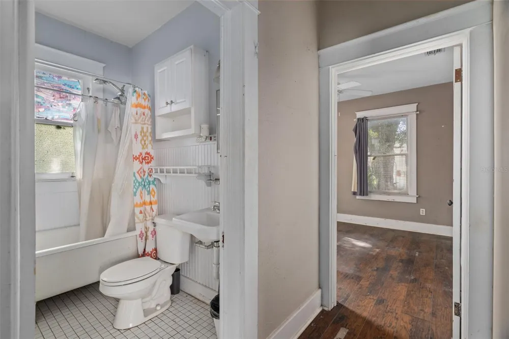 915 E SITKA STREET Tampa, FL 33604