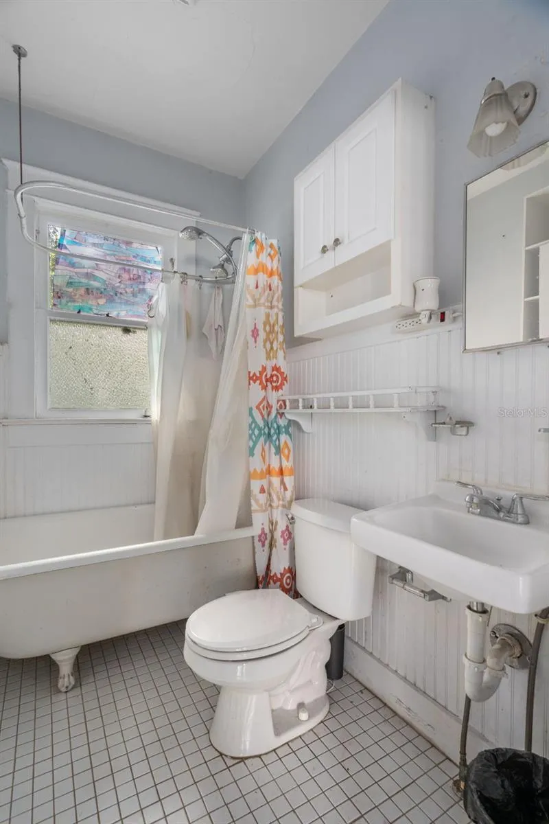915 E SITKA STREET Tampa, FL 33604
