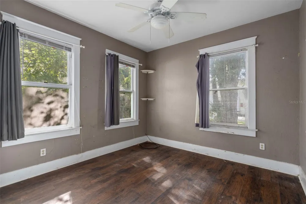 915 E SITKA STREET Tampa, FL 33604
