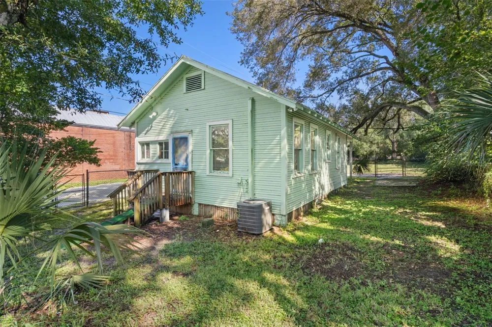 915 E SITKA STREET Tampa, FL 33604