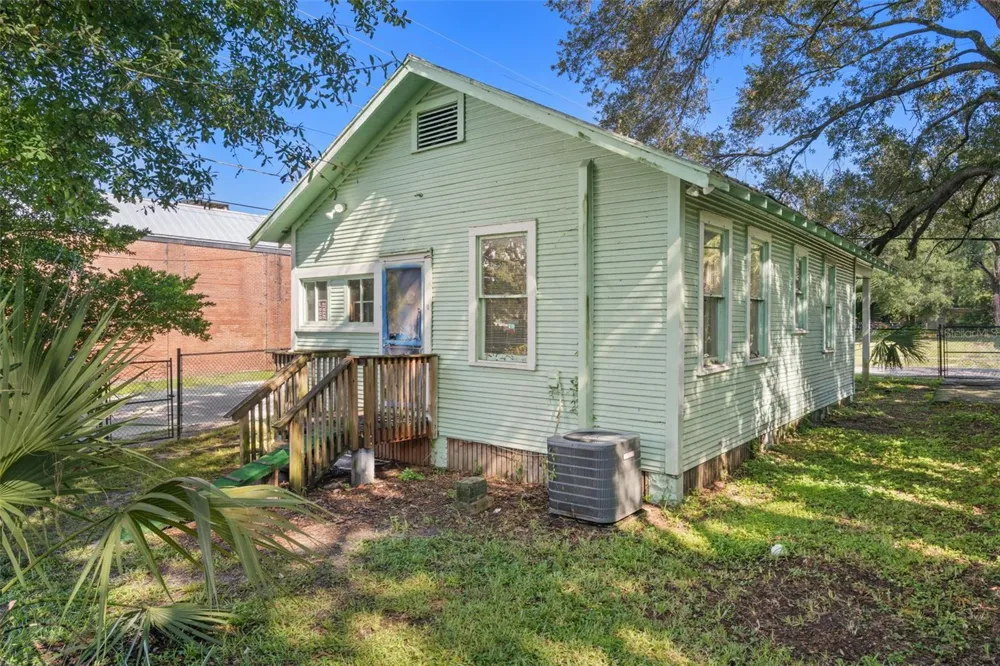 915 E SITKA STREET Tampa, FL 33604