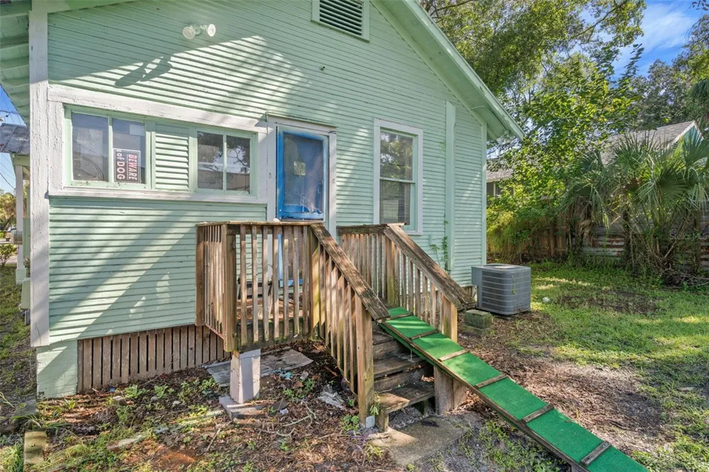 915 E SITKA STREET Tampa, FL 33604