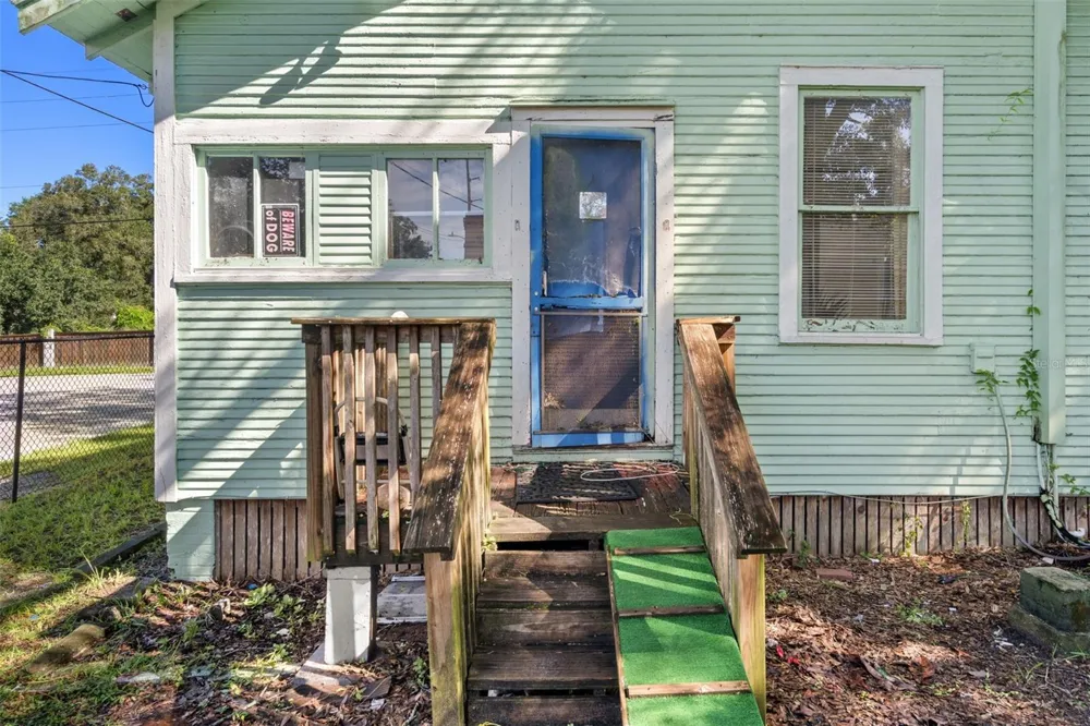 915 E SITKA STREET Tampa, FL 33604