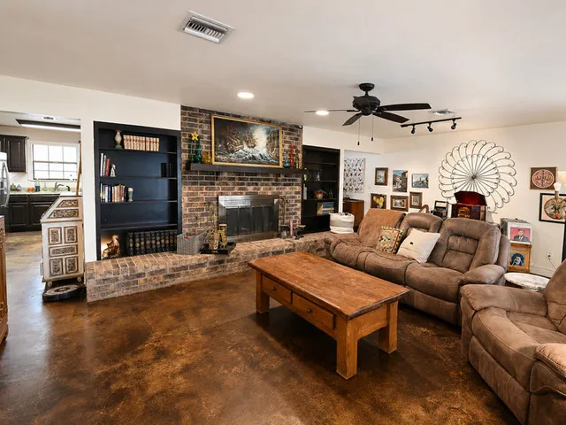 5032 S SANTA CLARA RD Seguin, TX 78155