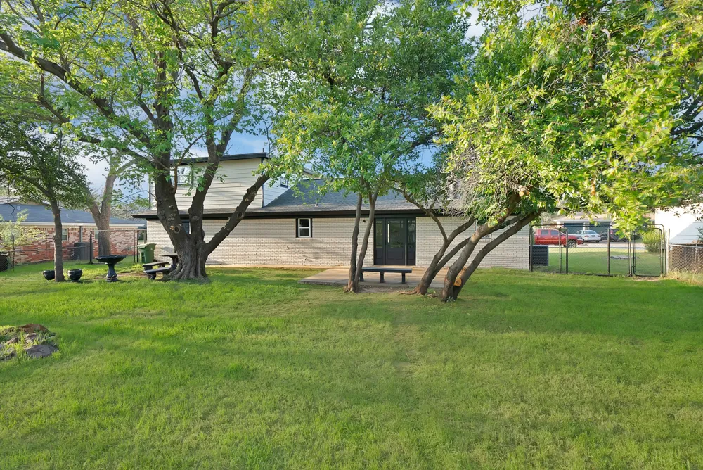 1213 Walker Drive Hurst, TX 76053