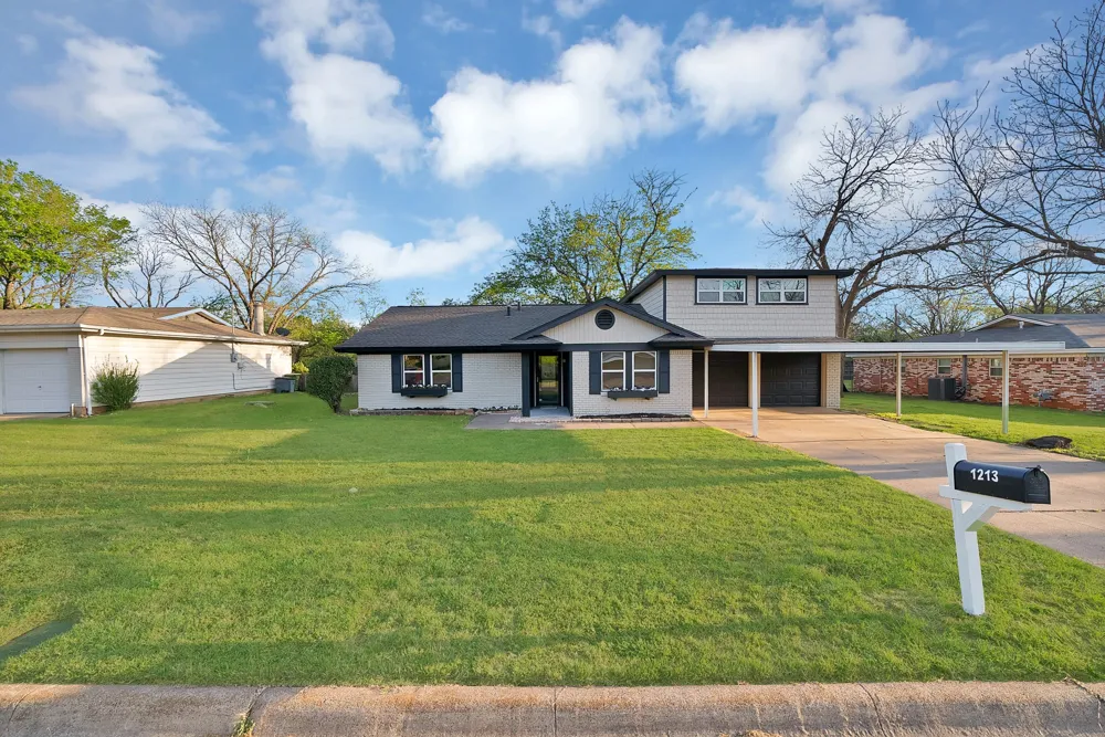 1213 Walker Drive Hurst, TX 76053