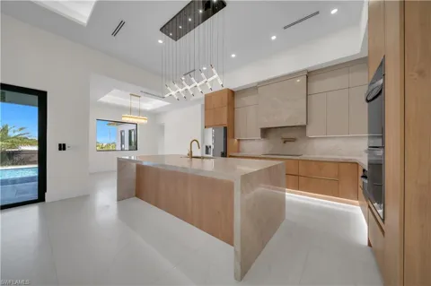 2421 Santa Barbara Boulevard