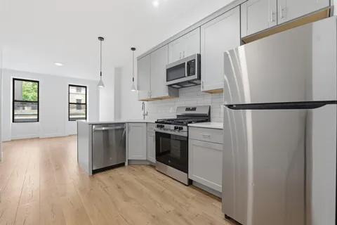 935 PARK AVE