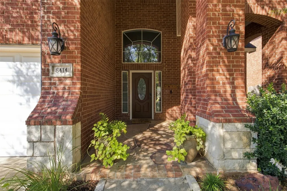 8414 Romanway Drive Dallas, TX 75249