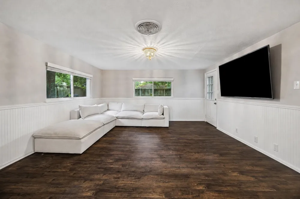 2214 Saxon Drive Houston, TX 77018