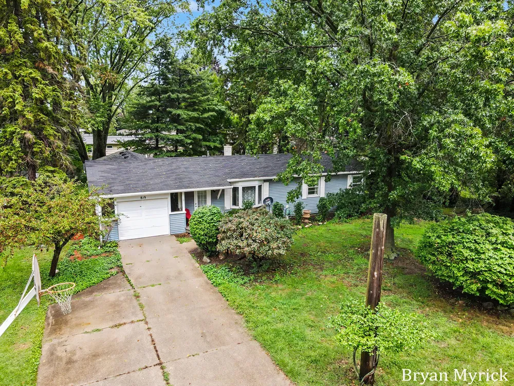 819 W 25th Street Holland City, MI 49423