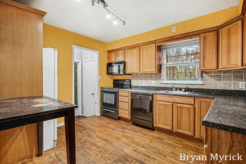 819 W 25th Street Holland City, MI 49423