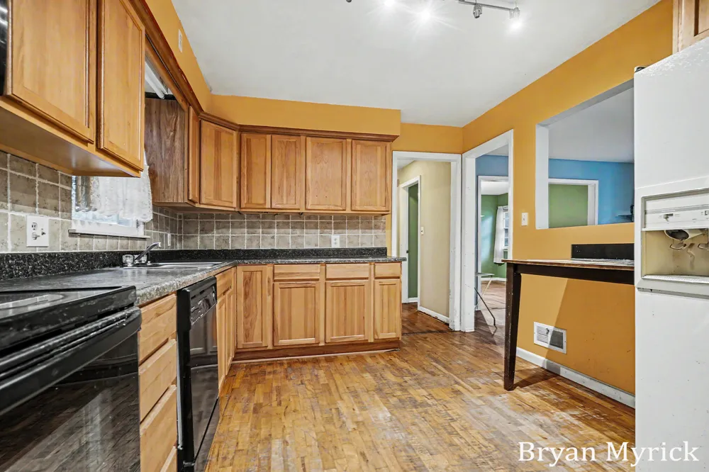819 W 25th Street Holland City, MI 49423
