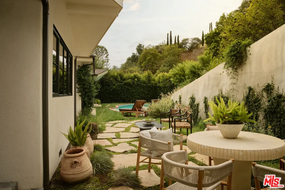 1229 Chantilly Road Los Angeles, CA 90077
