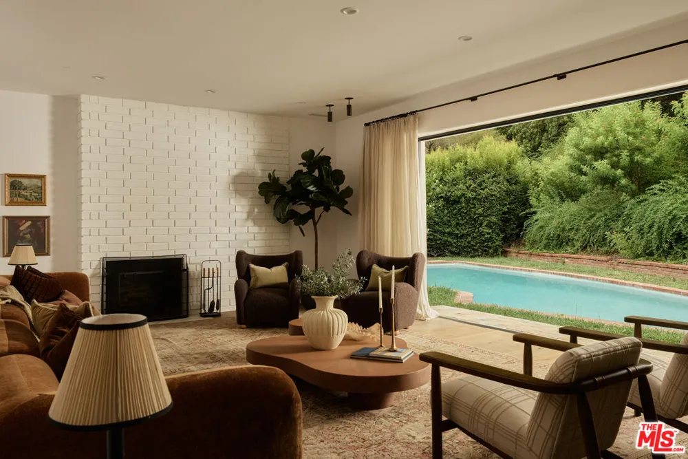 1229 Chantilly Road Los Angeles, CA 90077