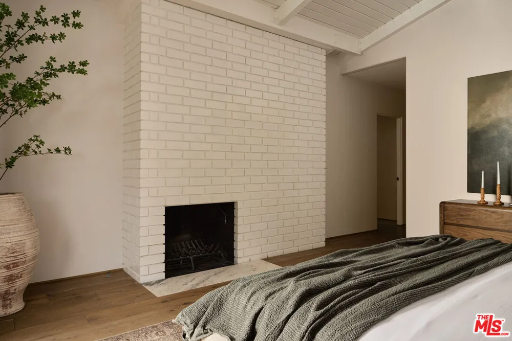 1229 Chantilly Road Los Angeles, CA 90077