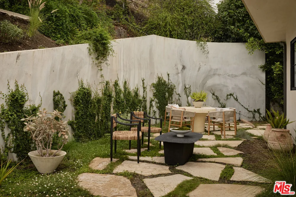 1229 Chantilly Road Los Angeles, CA 90077