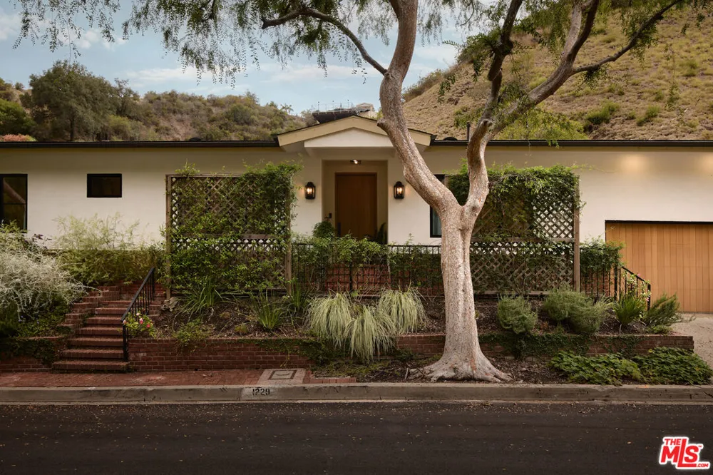 1229 Chantilly Road Los Angeles, CA 90077
