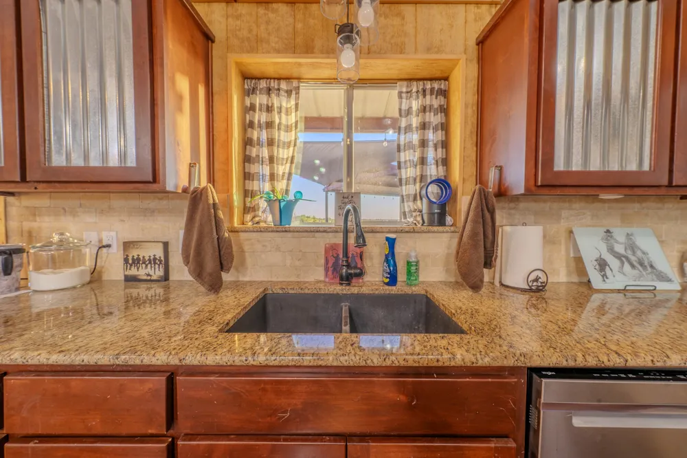 6942 US Highway 83 Ovalo, TX 79541