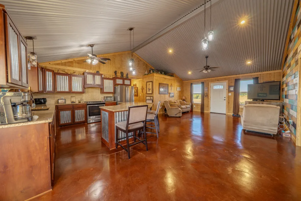 6942 US Highway 83 Ovalo, TX 79541