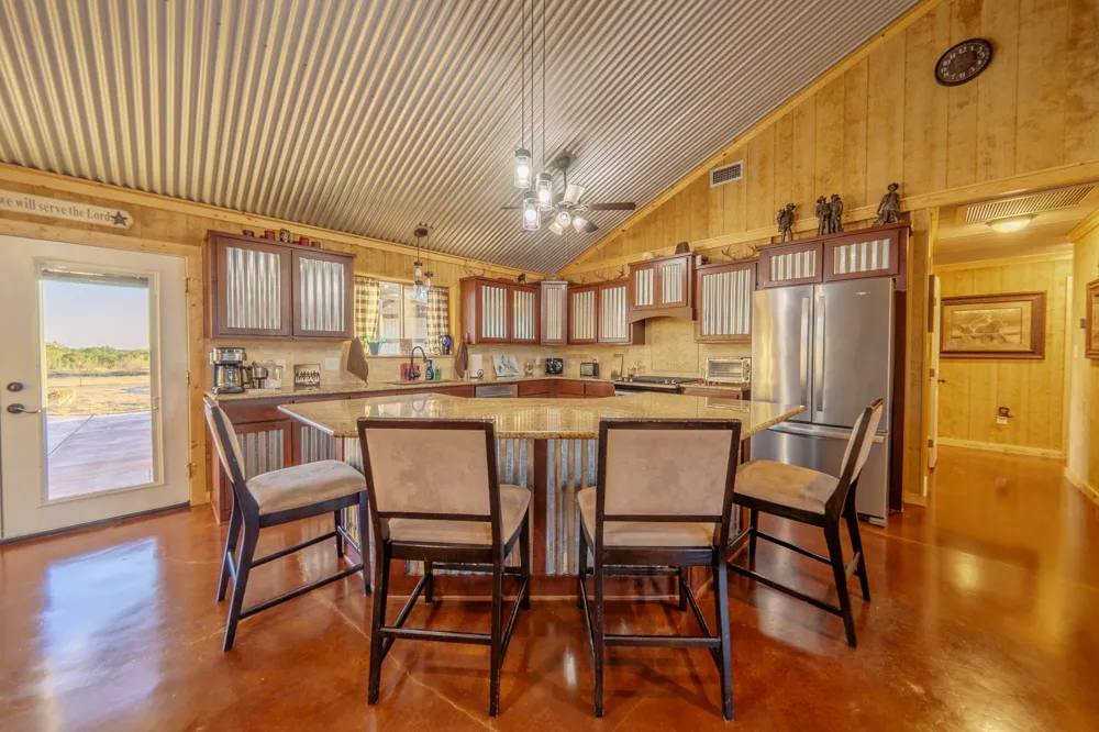 6942 US Highway 83 Ovalo, TX 79541