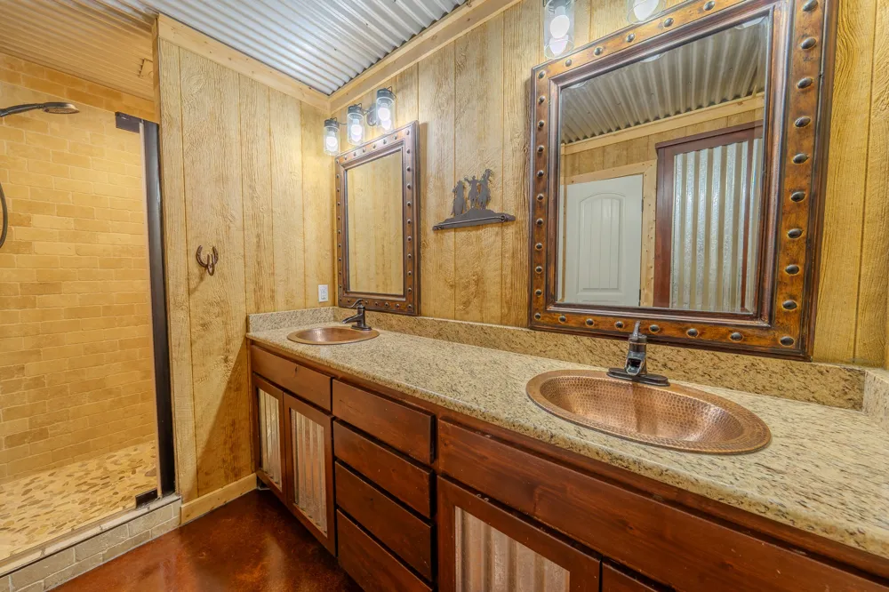 6942 US Highway 83 Ovalo, TX 79541