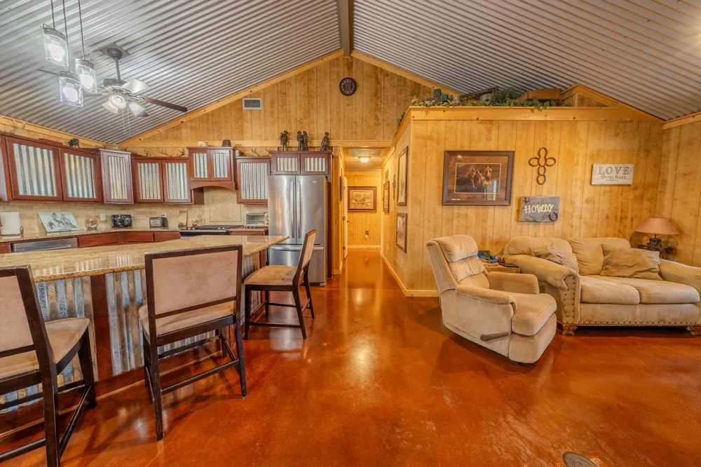 6942 US Highway 83 Ovalo, TX 79541