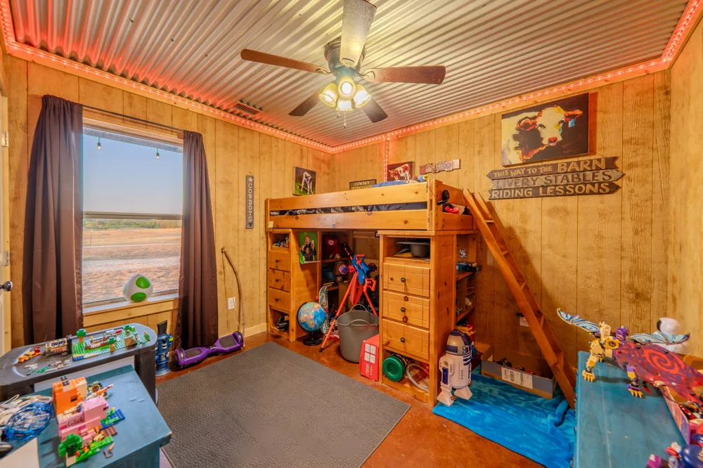 6942 US Highway 83 Ovalo, TX 79541
