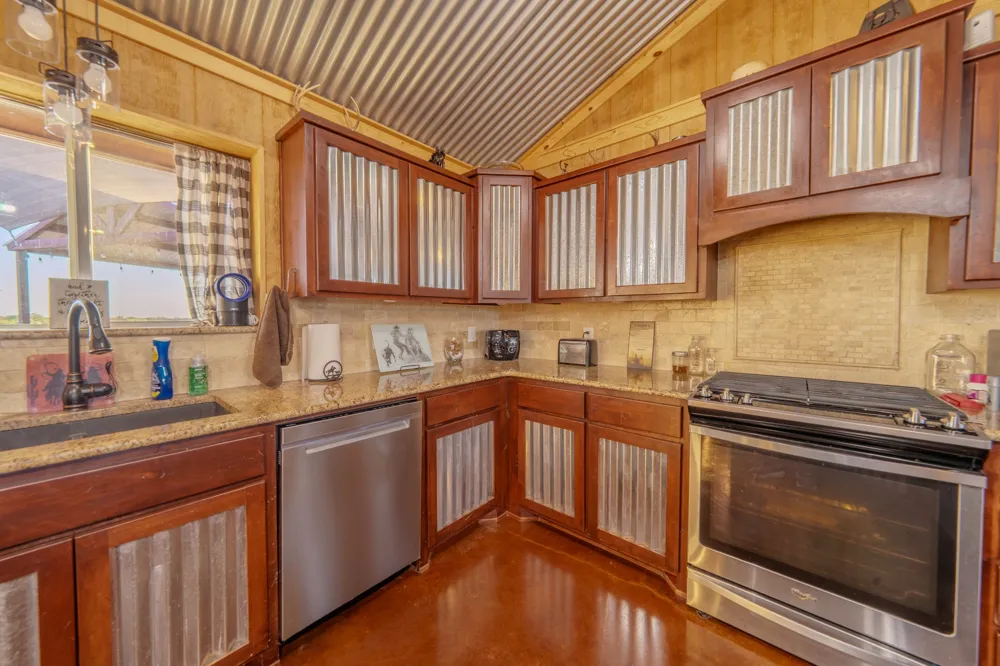 6942 US Highway 83 Ovalo, TX 79541