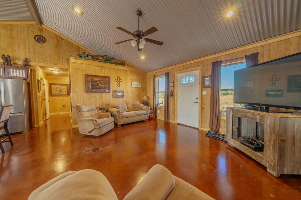 6942 US Highway 83 Ovalo, TX 79541