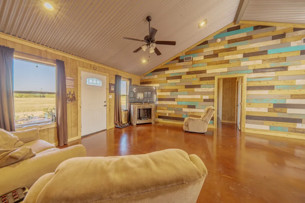 6942 US Highway 83 Ovalo, TX 79541