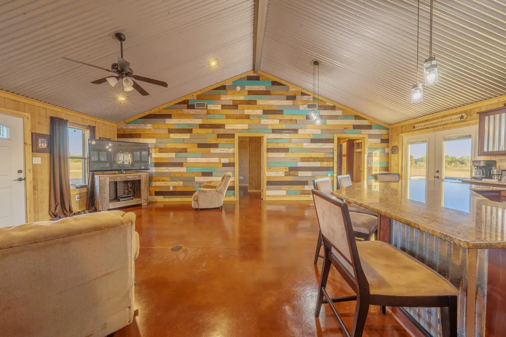 6942 US Highway 83 Ovalo, TX 79541