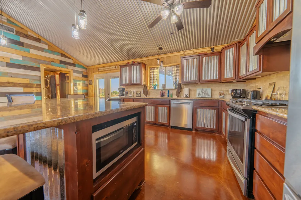 6942 US Highway 83 Ovalo, TX 79541