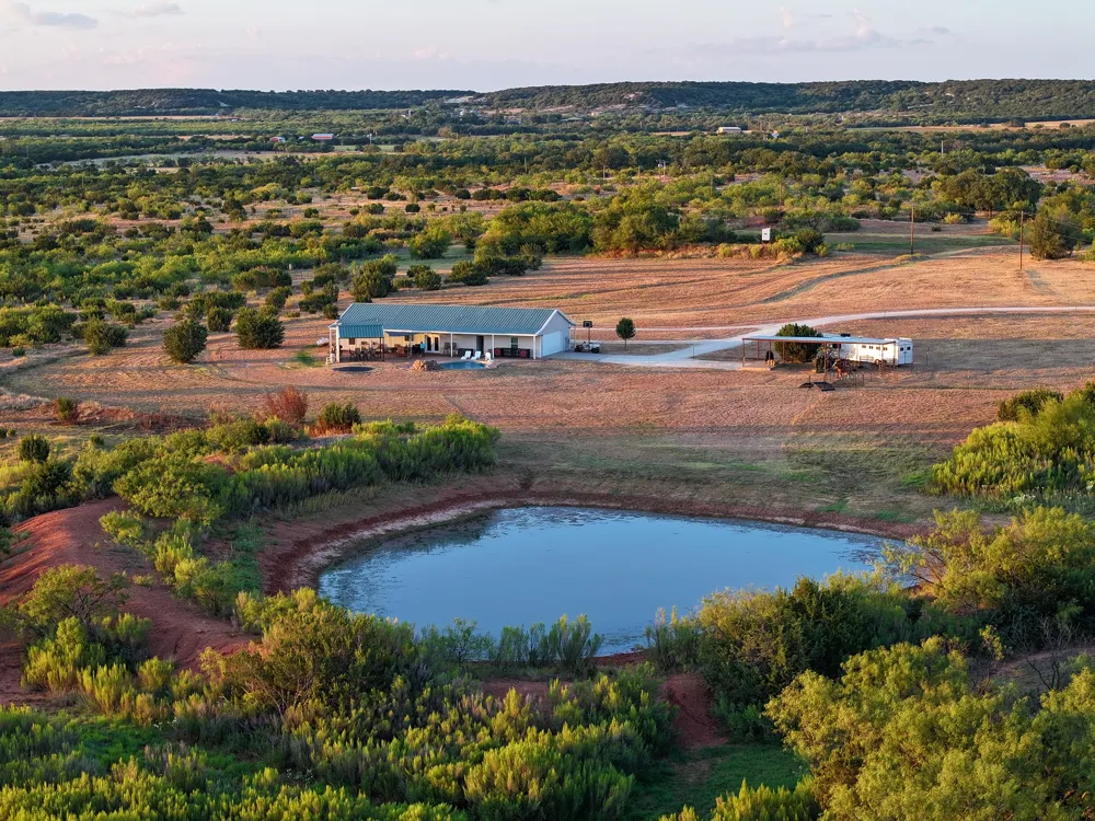 6942 US Highway 83 Ovalo, TX 79541